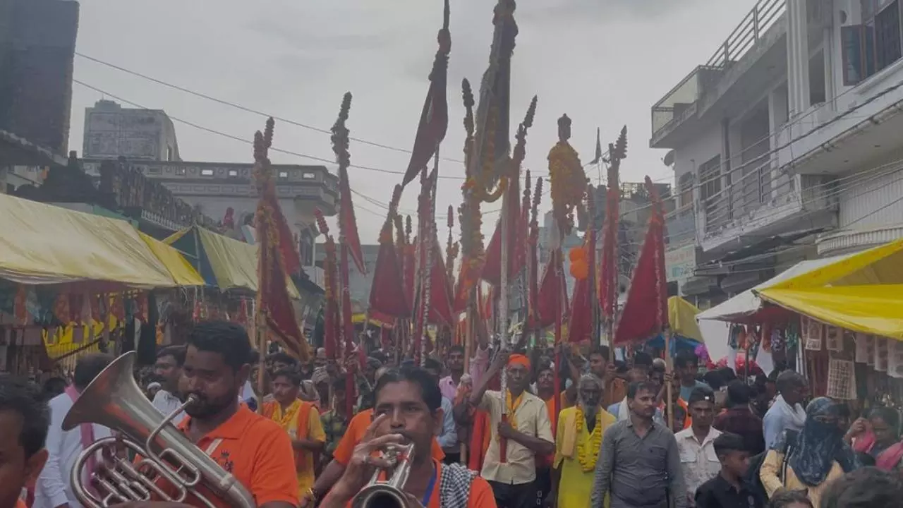 Hardoi News: संडिला में गूंजी गंगा-जमुना तहज़ीब, महावीर झंडा मेले में हिंदू-मुस्लिम एकता की मिसाल