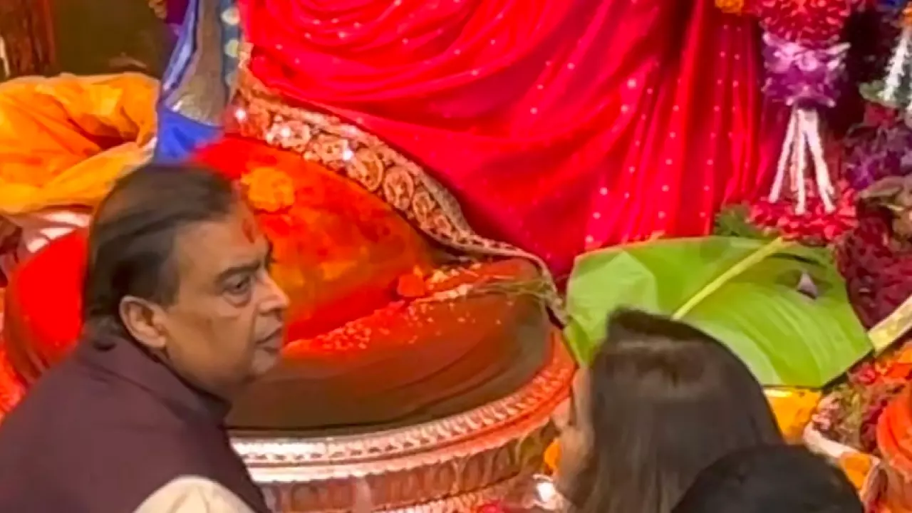 Mukesh Ambani Nita Ambani Lalbaugcha Raja Viral Video