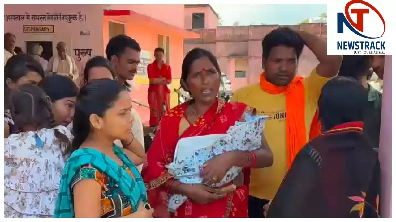 महराजगंज झाड़ियों में तड़पता मिला मासूम नवजात,सब्जी वाले ने फरिश्ता बनकर दी नई ज़िंदगी