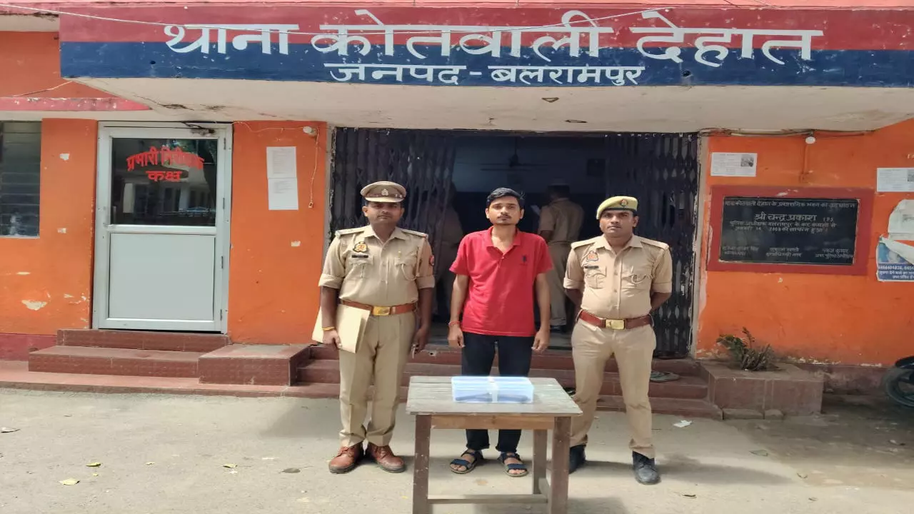Balrampur News: सोशल मीडिया पर अवैध तमंचा लहराने वाला युवक गिरफ्तार, हथियार व कारतूस बरामद