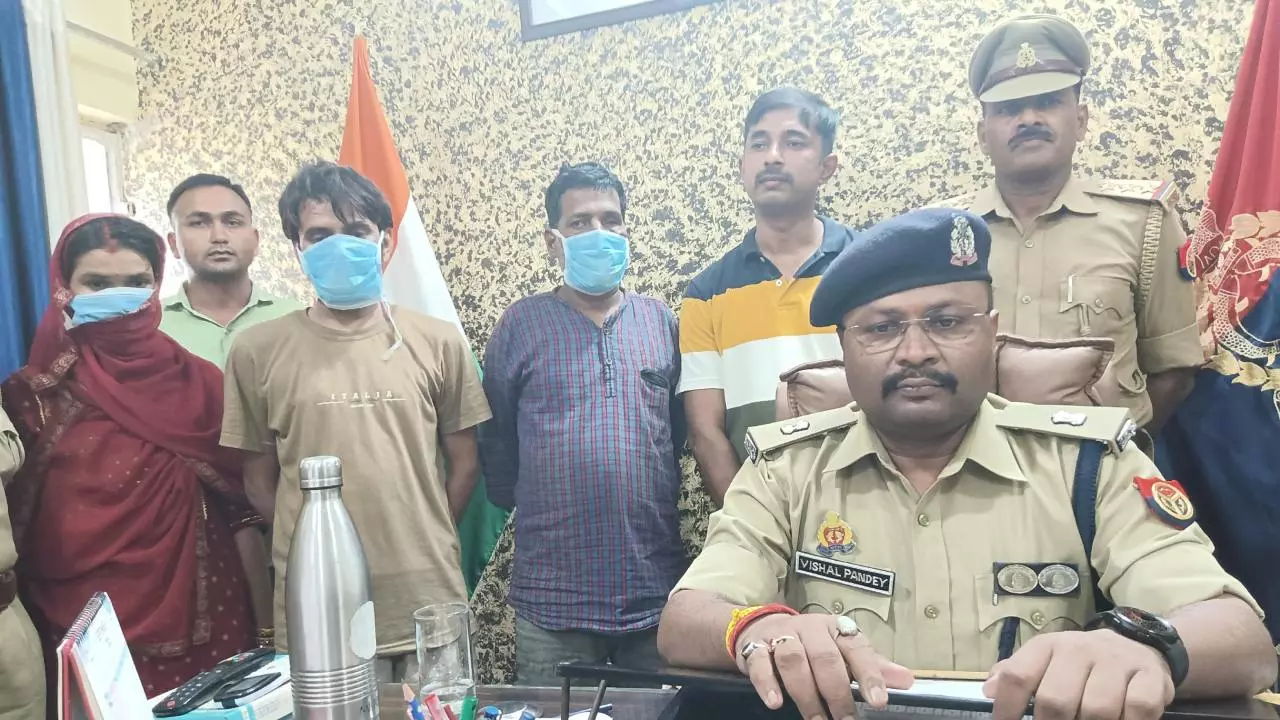 Balrampur News: बलरामपुर में स्मैक तस्करी में तीन गिरफ्तार, एक लाख की ड्रग्स व नकदी बरामद