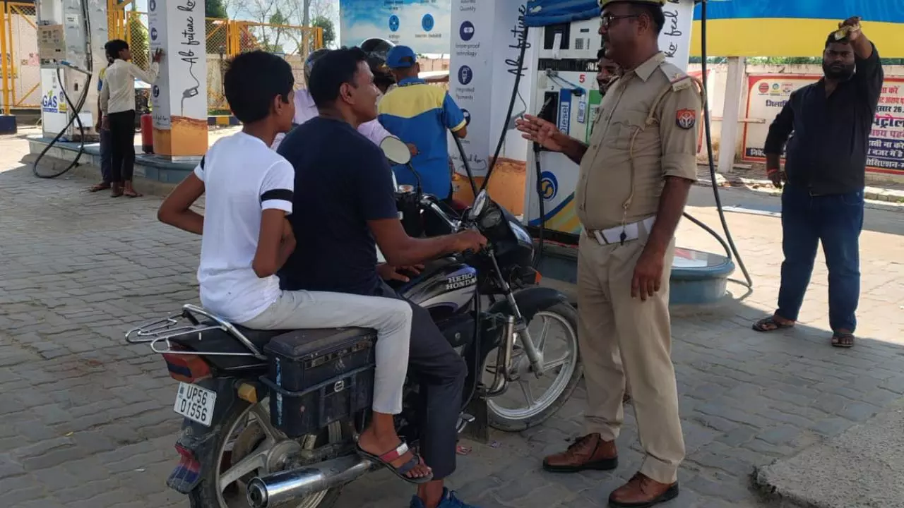 Maharajganj News : सड़क सुरक्षा के लिए पुलिस प्रशासन सक्रिय, यातायात पुलिस ने चलाया जागरूकता अभियान