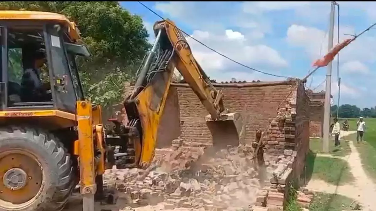 Maharajganj News: महराजगंज में अवैध अतिक्रमण पर प्रशासन की सख्त कार्रवाई, नौतनवा में 9 मकान ढहाए गए