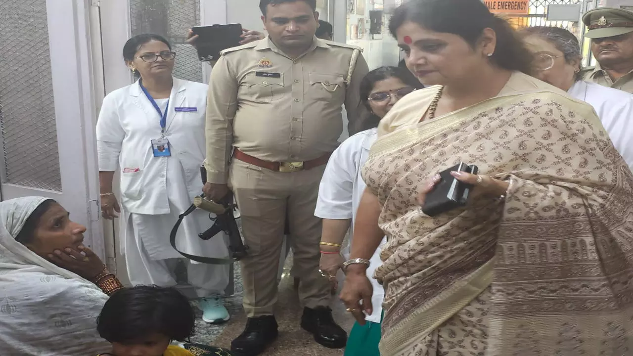 यूपी महिला आयोग की अध्यक्ष एक बेड पर दो मरीज देख हुई नाराज, विभागाध्यक्ष डॉ. अंजू से पूछा कारण