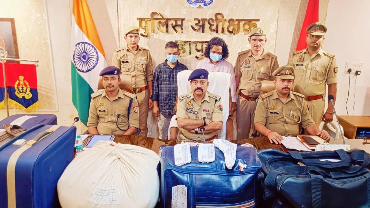 Hapur News: हापुड़ हाईवे पर फर्जी लूट का पर्दाफाश, 20 लाख की पश्मीना शॉल बरामद