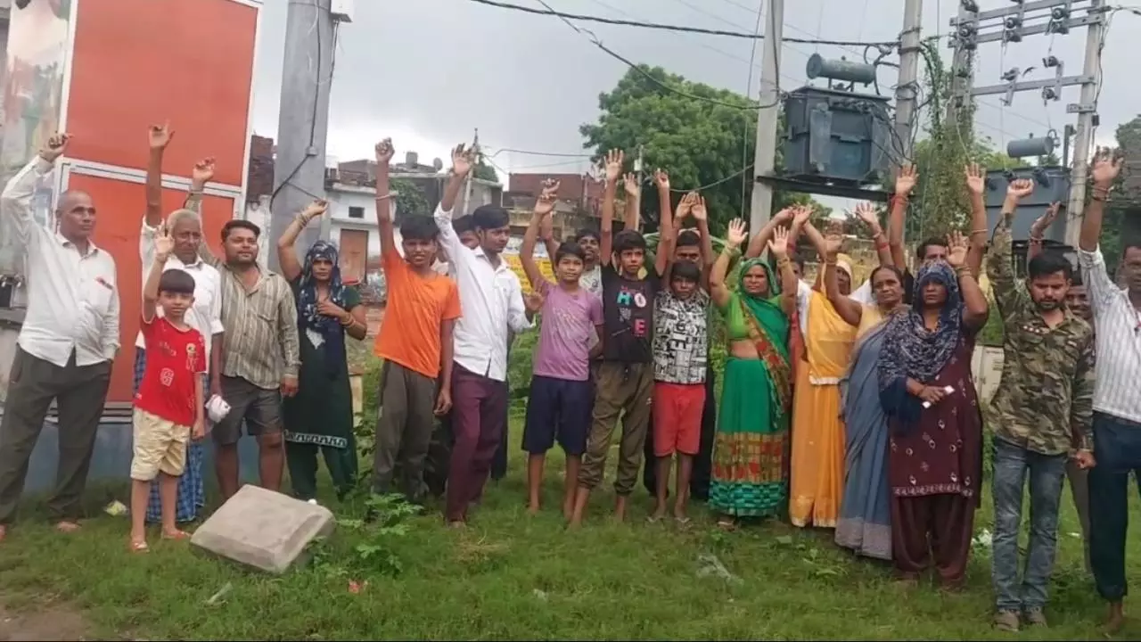 Aligarh News: अलीगढ़ मतीन दिन से फुका ट्रांसफार्मर नहीं बदला, बिजली-पानी के बिना  ग्रामीण  परेशान
