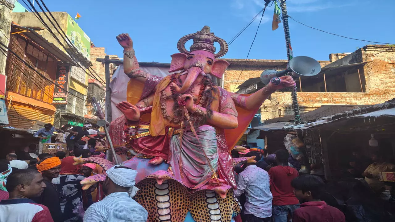 Balrampur News: धूमधाम से निकली गणपति विसर्जन शोभायात्रा, 50 से अधिक प्रतिमाओं का हुआ विसर्जन