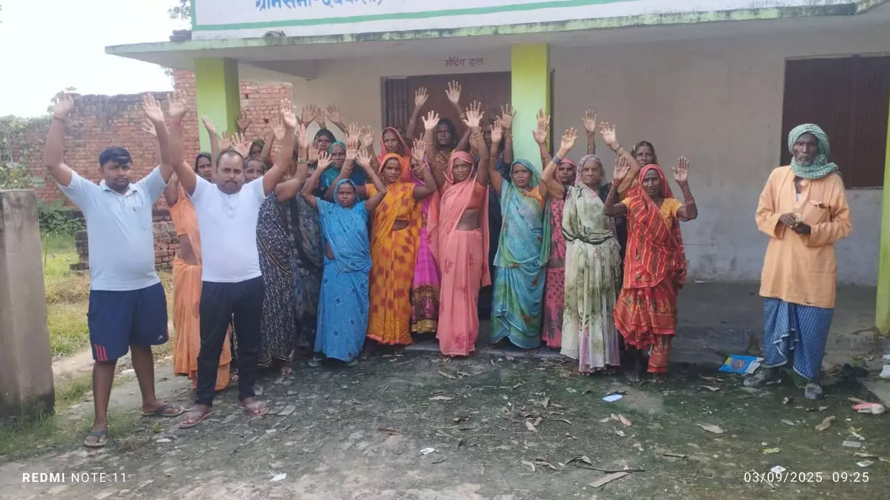 Chandauli News: पंचायत सचिवालय पर लगा रहता है ताला, उपेक्षित महिलाओं ने किया प्रदर्शन