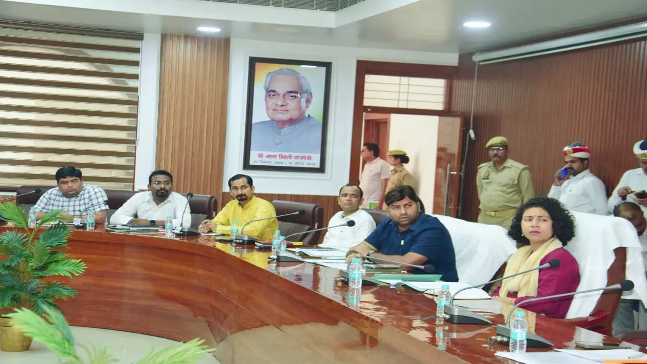 Lakhimpur Kheri: DM ने जिला खेल समिति की बैठक ली, खिलाड़ियों को नई सुविधाएं मिलेंगी