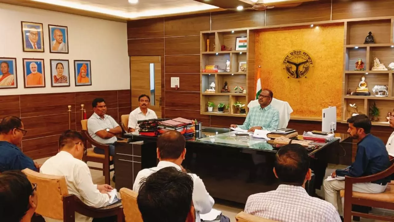 Maharajganj News: ई–ऑफिस में लापरवाही पर डीएम सख्त, 2 माह से निष्क्रिय कर्मियों का वेतन रोका
