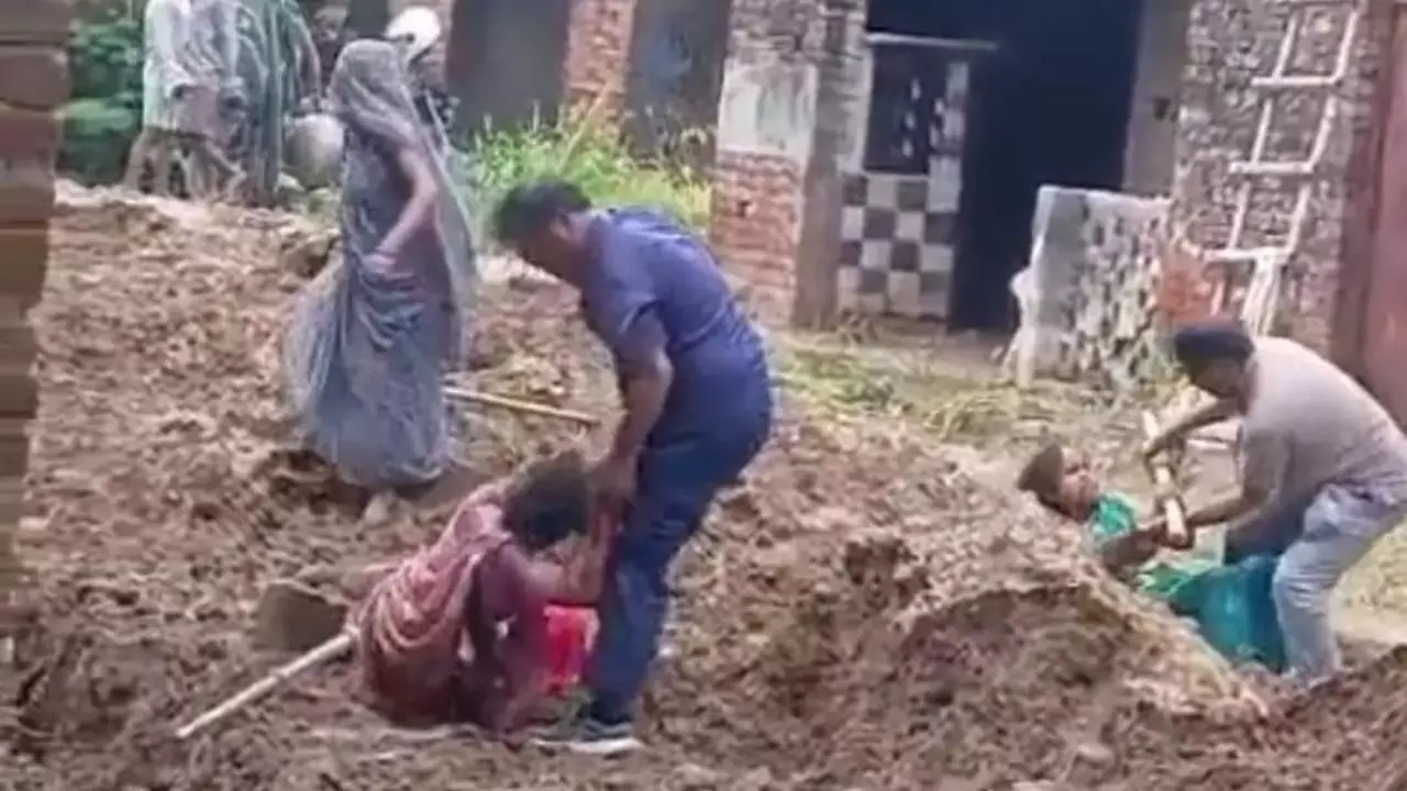 Mainpuri News: जमीन विवाद में महिलाओं पर ताबड़तोड़ हमला, वीडियो वायरल होने पर कार्रवाई की मांग