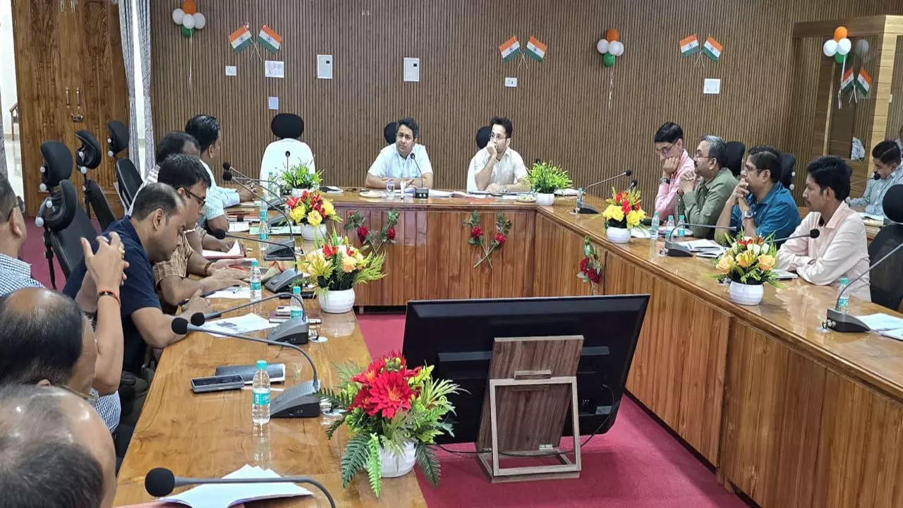 Jhansi News: डीएम ने कहा- क्वालिटी खराब हुई तो होगी कार्रवाई