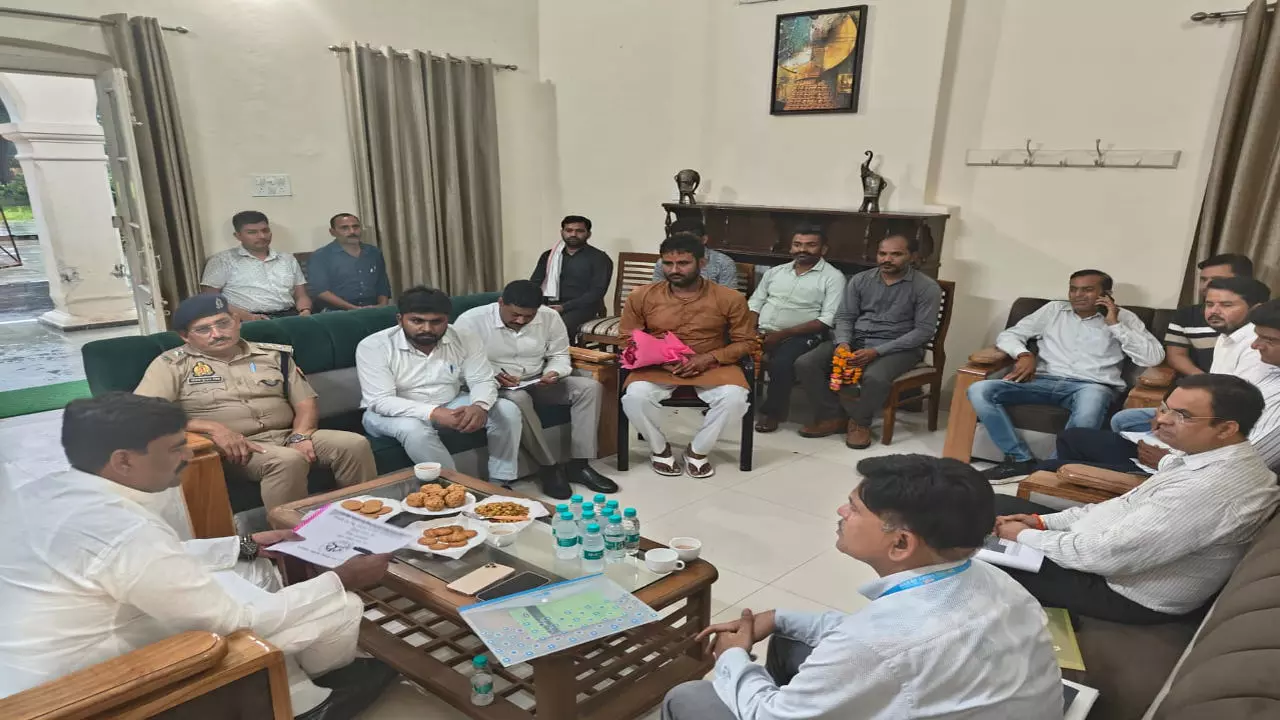 Etah News: एटा में मत्स्य योजनाओं की समीक्षा, सहकारी समितियों के गठन में तेजी के निर्देश