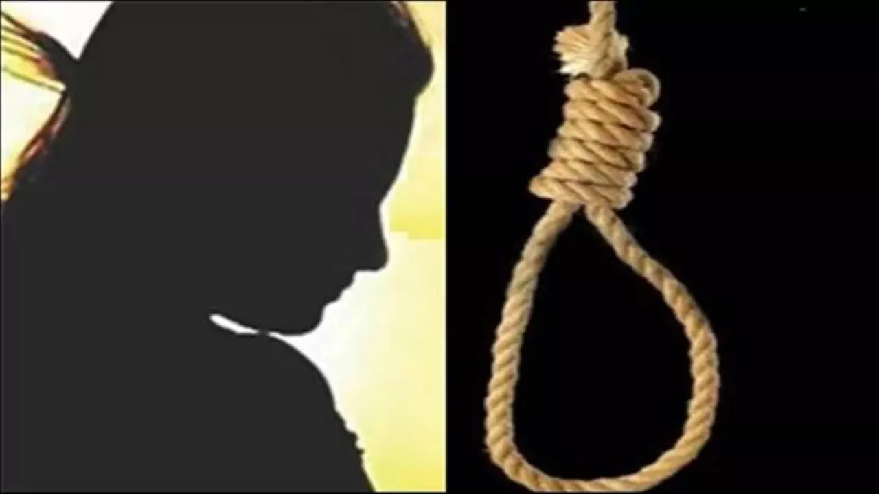 विवाहिता का शव संदिग्ध परिस्थितियों में जामुन के पेड़ पर लटकता मिला, क्षेत्र में सनसनी