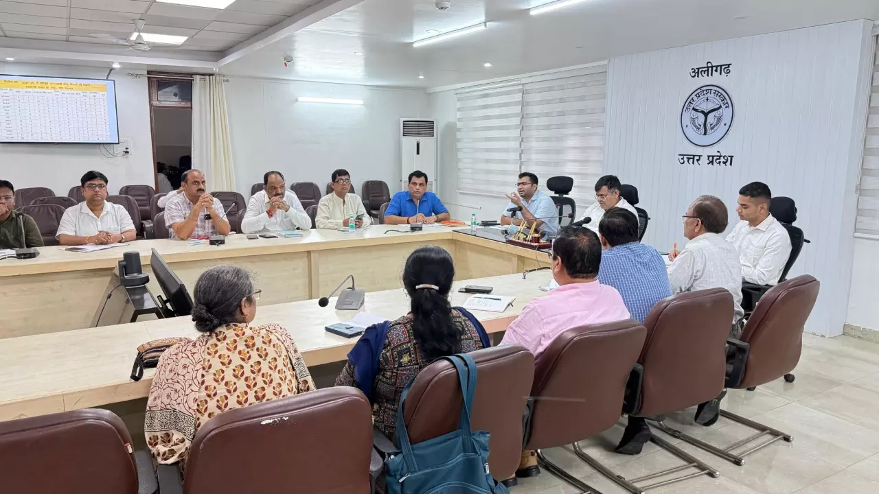 आंगनबाड़ी केंद्र निर्माण की समीक्षा, जिलाधिकारी ने सितंबर तक कार्य पूरा करने के दिए निर्देश