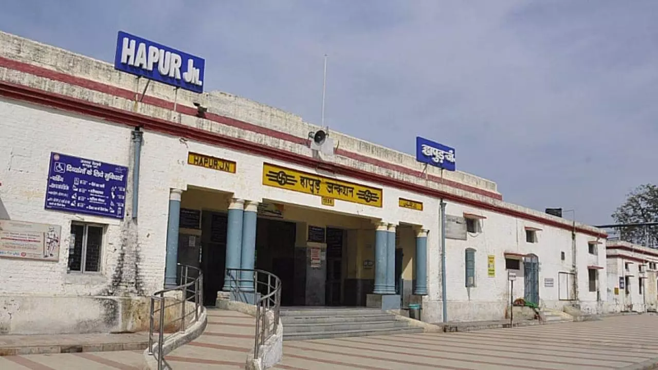 पंजाब की बारिश ने बिगाड़ा सफर, 20 ट्रेनें रद्द,हापुड़ से जम्मू जाने वाले यात्री फंसे
