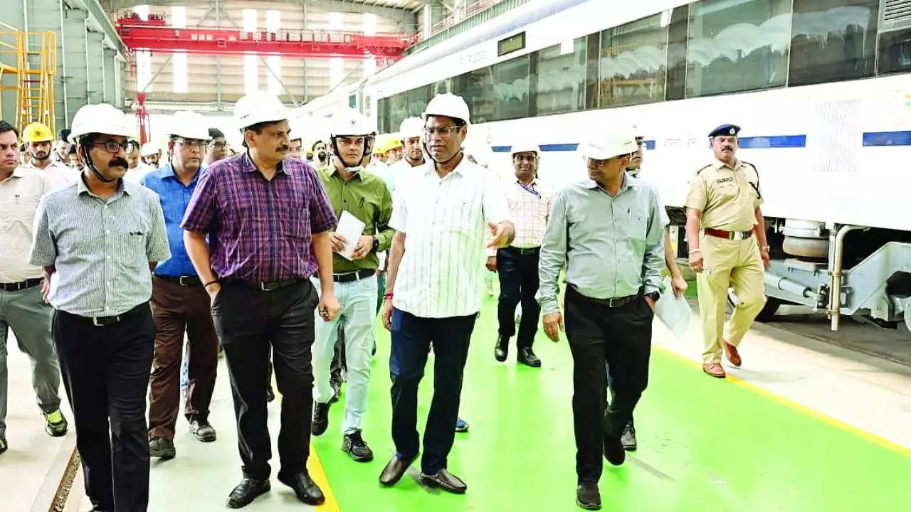 Jhansi News: झांसी मंडल में जीएम का निरीक्षण: सुरक्षा, समयपालन और गतिशीलता पर फोकस