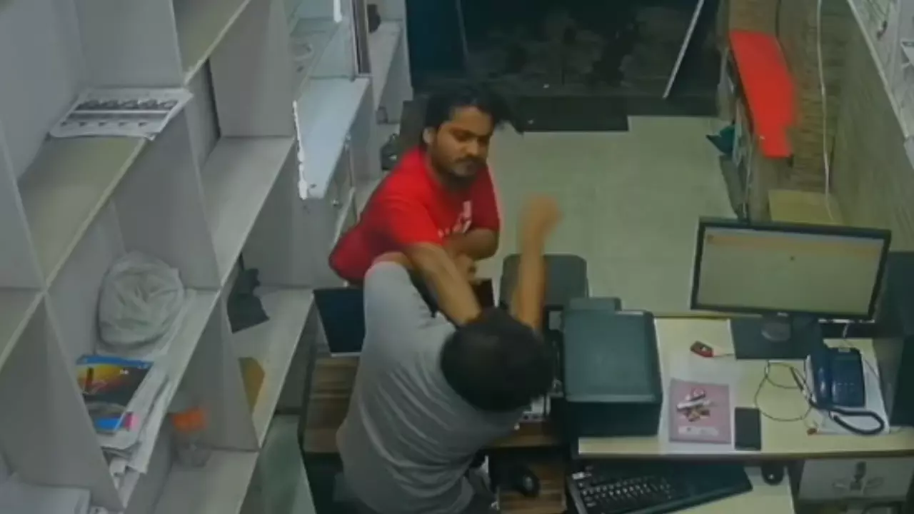 दिव्यांग युवक से मारपीट, साइबर कैफे में तोड़फोड़, पुलिस कार्रवाई न होने पर भड़के संगठन