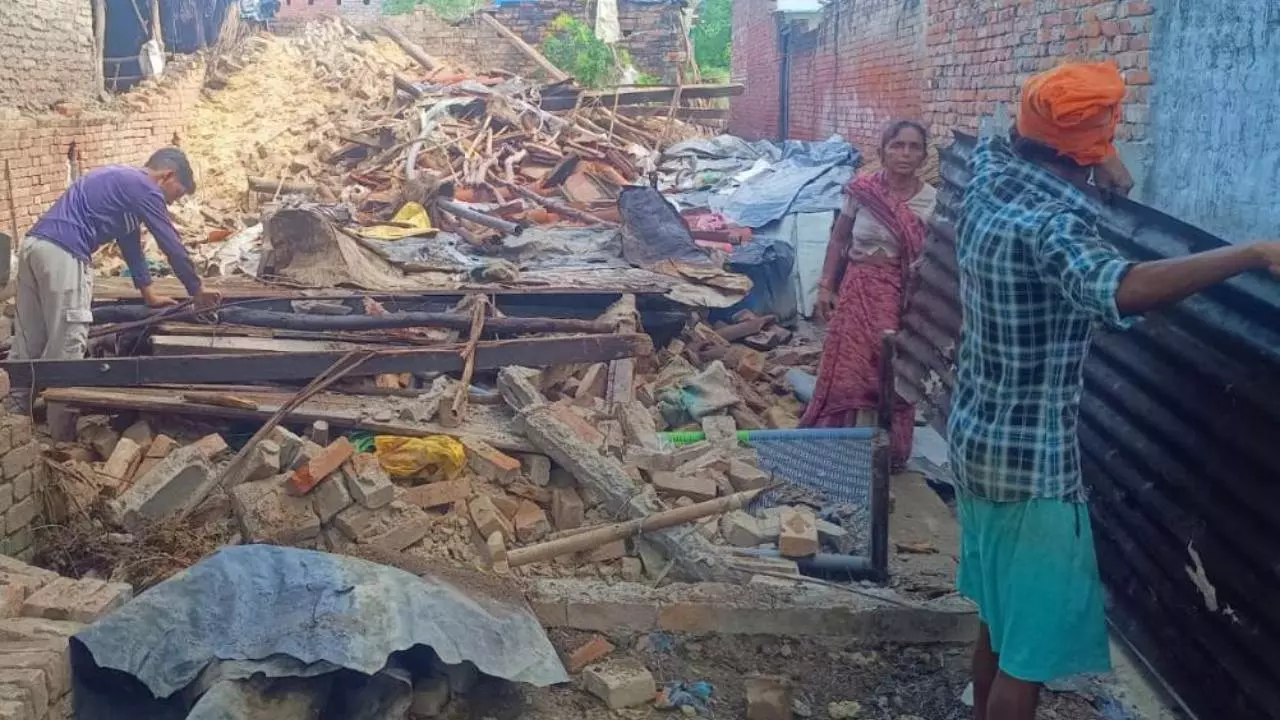 Bareilly News: बेबा महिला पर दोहरी मार: बिजली कटी, अब खपरैल मकान भी गिरा