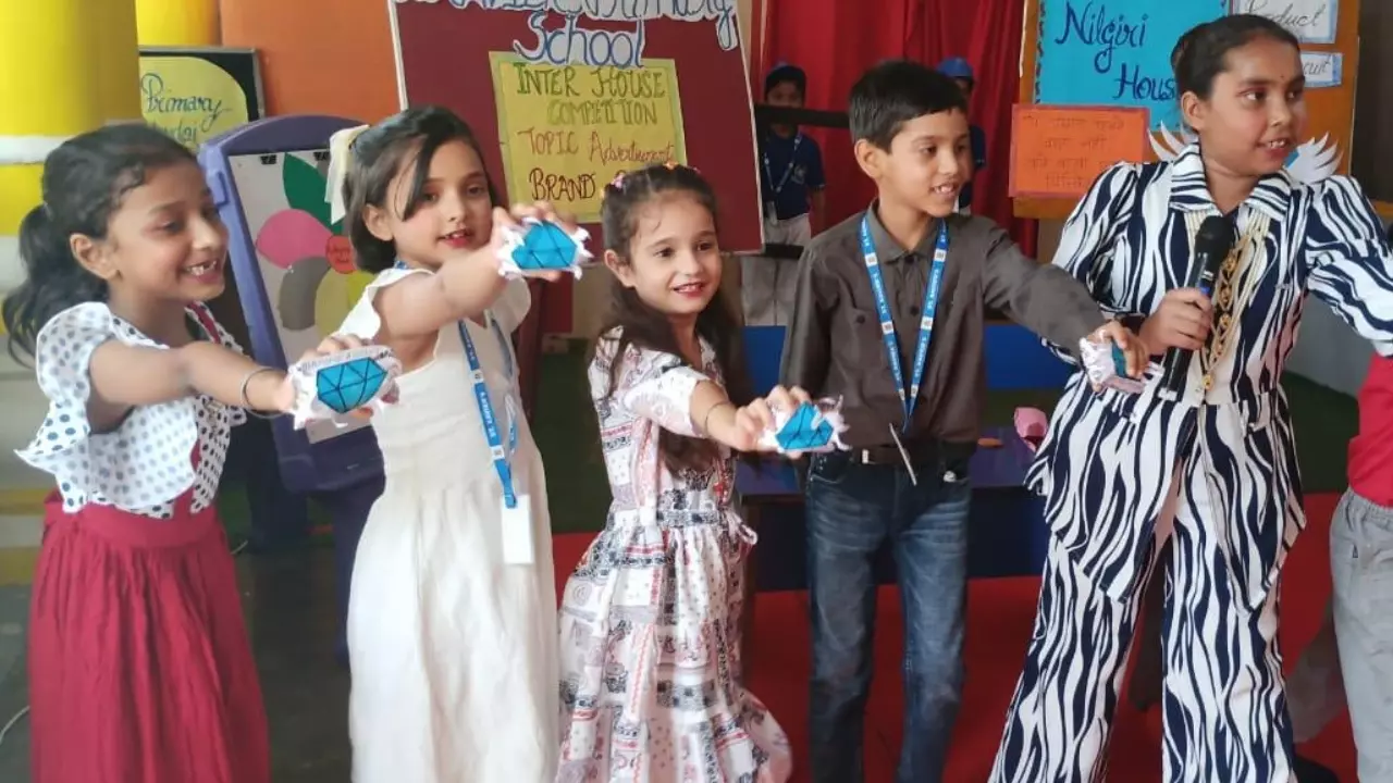 इंटर हाउस में छात्रों ने ब्रांड का विज्ञापन किया, प्रतिभा देख शिक्षिकाएं रह गईं हैरान
