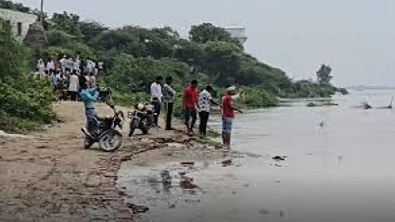 Baghpat News: बागपत में मौत की शर्त, 500 रुपये के लिए यमुना में कूदा युवक