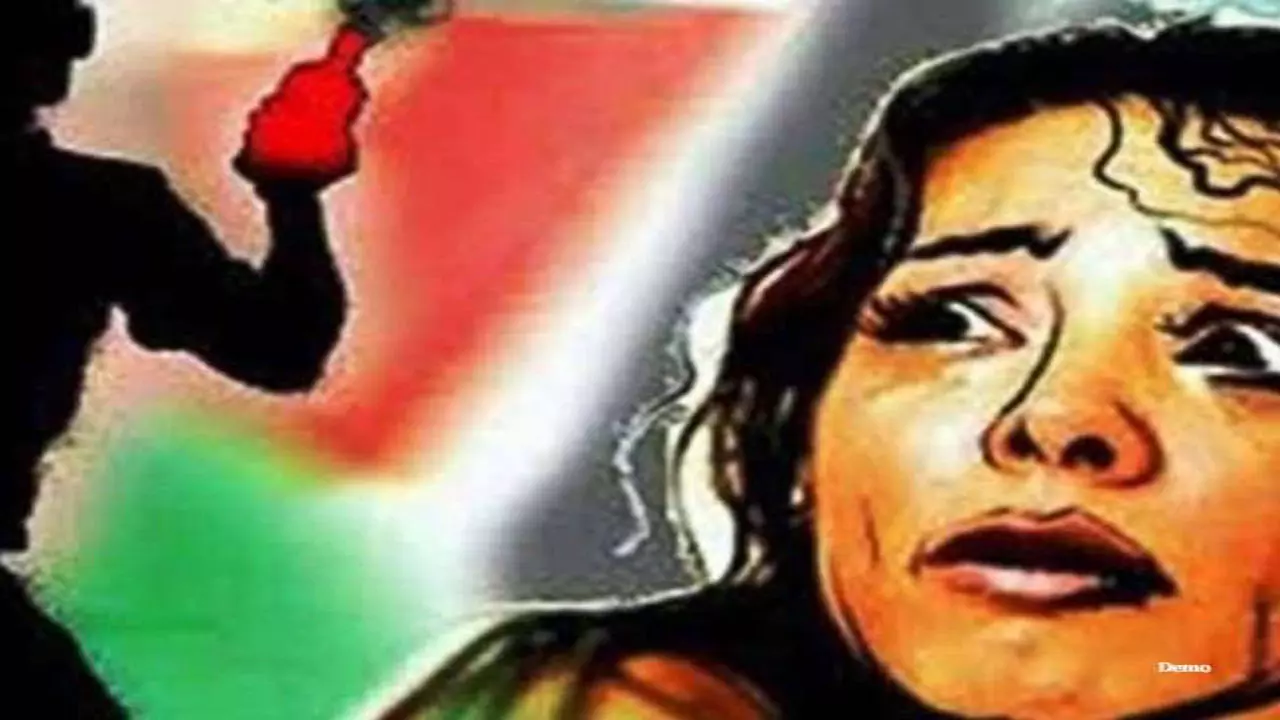 Hapur News: आरोपी ने युवती पर रहस्यमयी तरल पदार्थ फेंका, बोला- अबकी बार तेज़ाब से चेहरा जला दूंगा