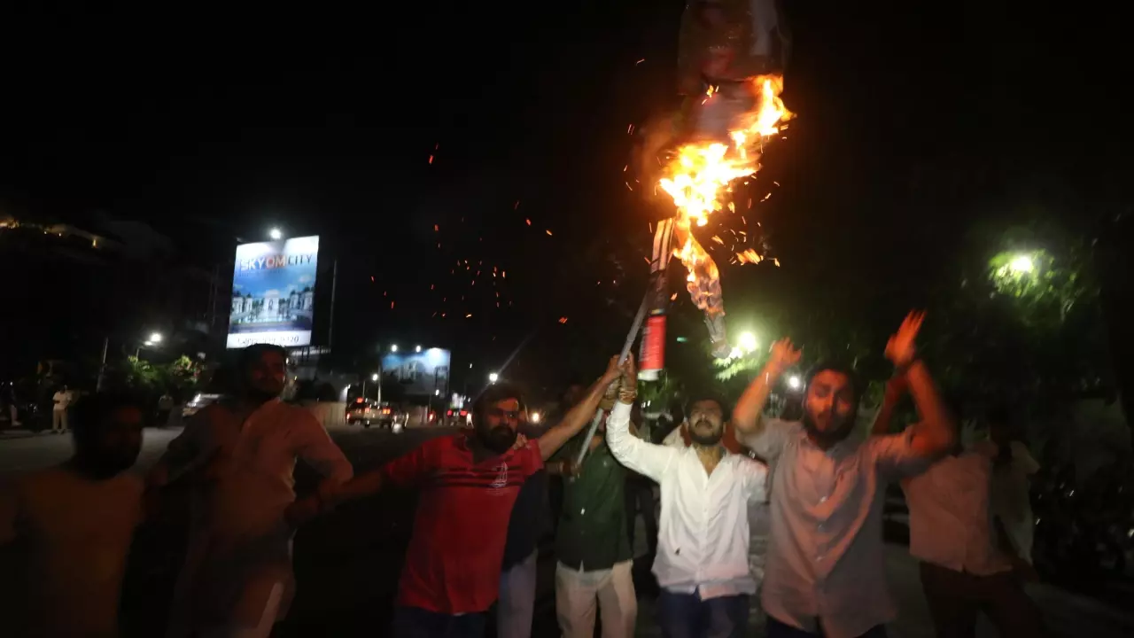 लखनऊ में एबीवीपी का ओम प्रकाश राजभर के खिलाफ प्रदर्शन, पुतला दहन और नारेबाजी