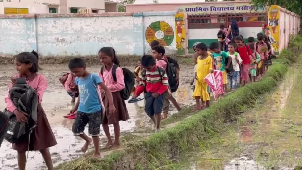 Chandauli News: नौगढ़ के स्कूल को बचाने की लड़ाई रंग लाई, छात्रों की जीत