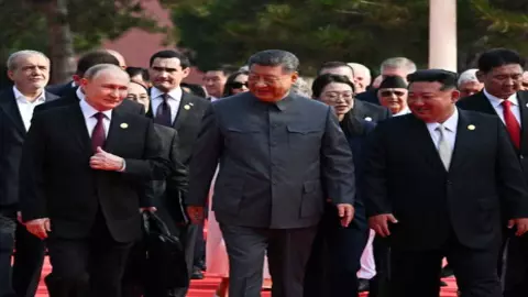 चीन के विक्ट्री डे परेड में लगा अमेरिका के दुश्मनों का जमावड़ा, दुनिया ने देखा ऐतिहासिक नजारा चीन के विक्ट्री डे परेड में लगा अमेरिका के दुश्मनों का जमावड़ा, दुनिया ने देखा ऐतिहासिक नजारा