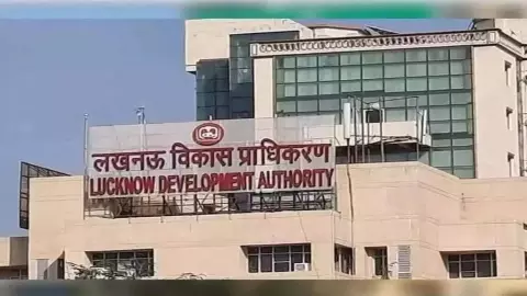 लखनऊ में LDA अधिकारी बनकर 18 लोगों से ठगी, जालसाजों ने बांट दिए फर्जी आवास आवंटन पत्र लखनऊ में LDA अधिकारी बनकर 18 लोगों से ठगी, जालसाजों ने बांट दिए फर्जी आवास आवंटन पत्र