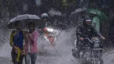 Hapur News: मूसलाधार बारिश से हालात बिगड़े, DM ने सभी स्कूल-कॉलेज बंद के दिए आदेश