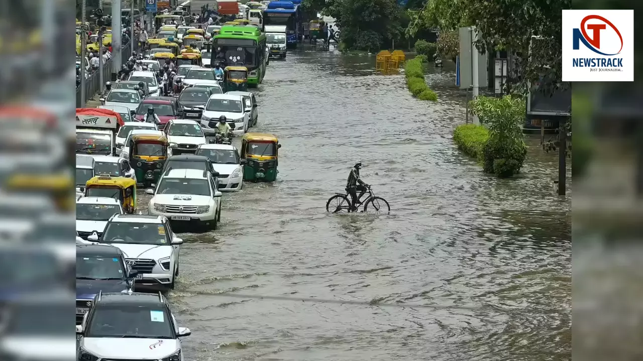 Delhi Weather Update: दिल्ली में बारिश का कहर, सचिवालय तक पहुंचा यमुना का पानी, सड़कों पर जलभराव Delhi Weather Update: दिल्ली में बारिश का कहर, सचिवालय तक पहुंचा यमुना का पानी, सड़कों पर जलभराव