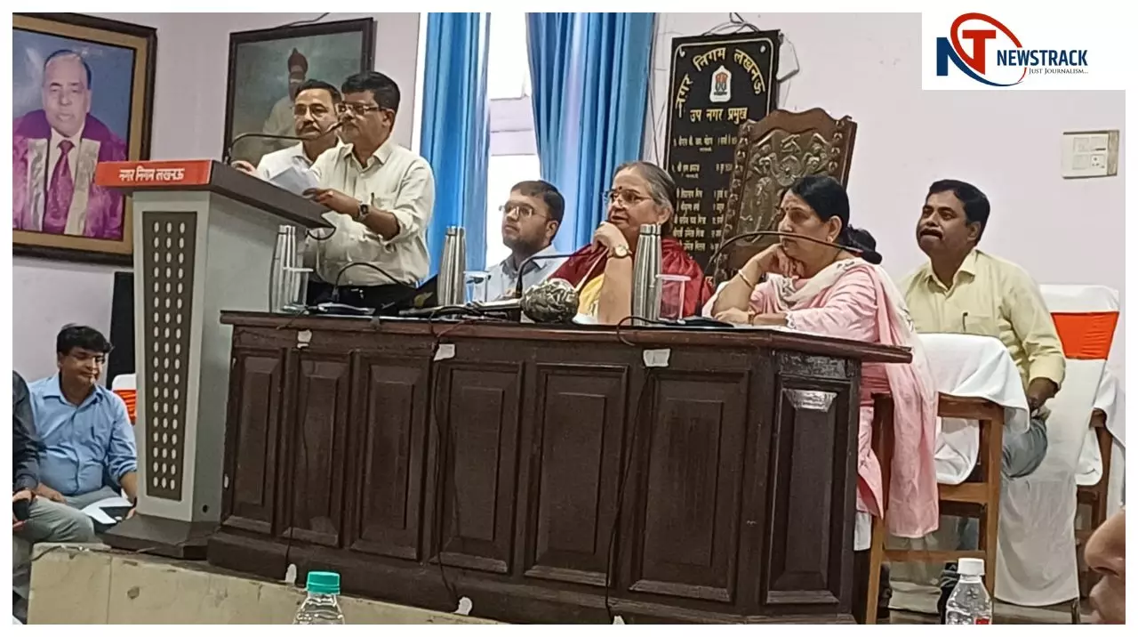 लखनऊ नगर निगम का सदन शुरू होते ही हंगामा, भाजपा पार्षद विपक्ष की ओर बैठे