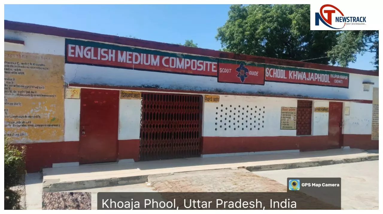 प्रधानाध्यापिका ने छुट्टी पर जाते समय चाबियां नहीं दीं, बच्चे बरामदे में पढ़ने को मजबूर