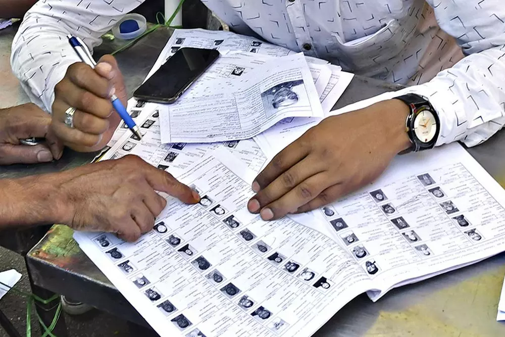 Chandauli News: नौगढ़ में घर- घर नहीं जा रहे बीएलओ, मतदाता सूची में गड़बड़ी की आशंका
