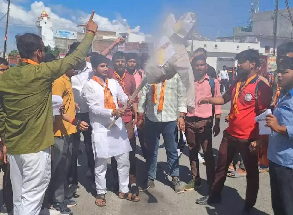 रामस्वरूप विश्वविद्यालय विवाद पर बलरामपुर में एबीवीपी का प्रदर्शन,  सड़क पर फूंका मंत्री का पुतला