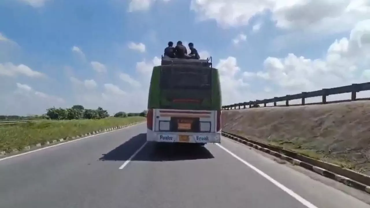 Hapur News: हाईवे पर मौत का सफर: बस की छत पर सवार यात्री, पुलिस नें भी फेर ली नजर