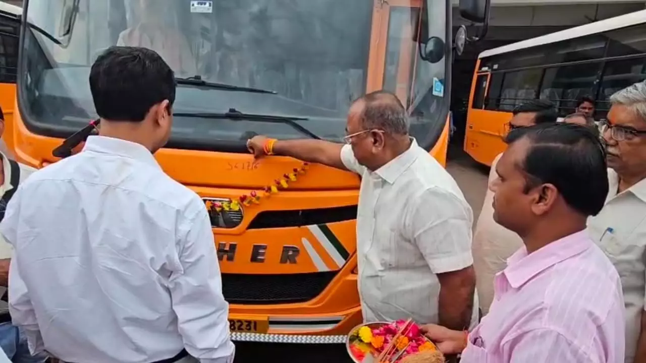 Mahoba News :  महोबा डिपो को मिली 7 नई बसें, ग्रामीण कनेक्टिविटी मजबूत, MLC-विधायक ने दिखाई हरी झंडी