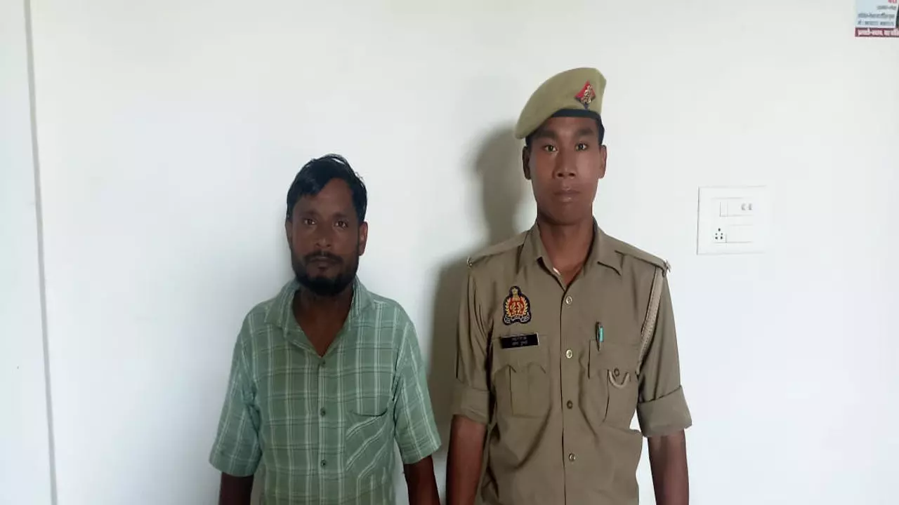 Balrampur News: नौकरी के नाम पर ठगी, आरोपी को पुलिस ने किया गिरफ्तार Balrampur News: नौकरी के नाम पर ठगी, आरोपी को पुलिस ने किया गिरफ्तार