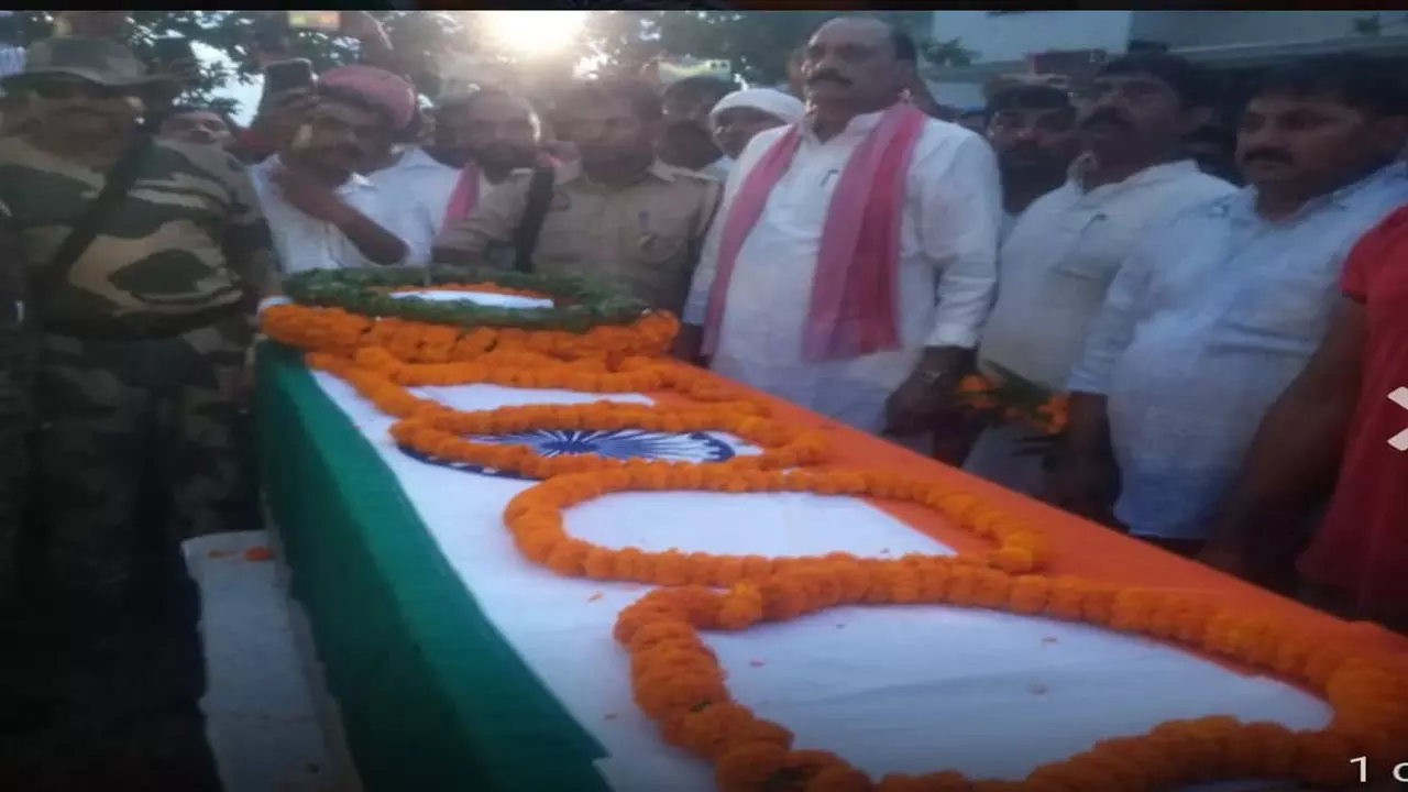 Chandauli News: तिरंगे में लिपटा शहीद जवान पहुंचा गांव, गार्ड ऑफ ऑनर के साथ विदाई