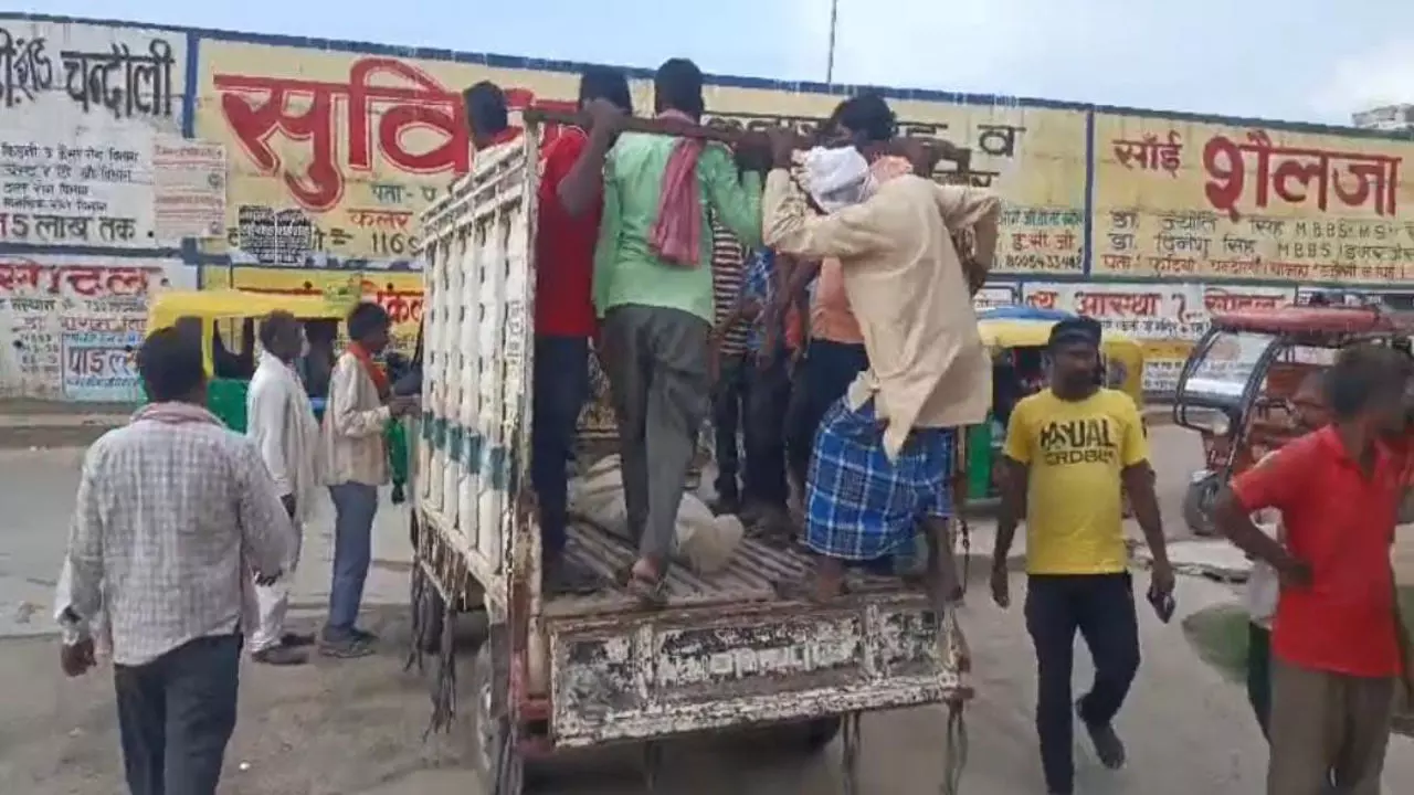 Chandauli News: सांप काटने पर झाड़-फूंक के चक्कर में गई महिला की जान, बच्चों से छिन गया मां का साया