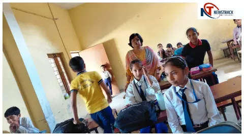 Hapur News: बारिश में बच्चों की जान से खिलवाड़, छुट्टी के बावजूद खुले स्कूल,बीएसए का बड़ा एक्शन