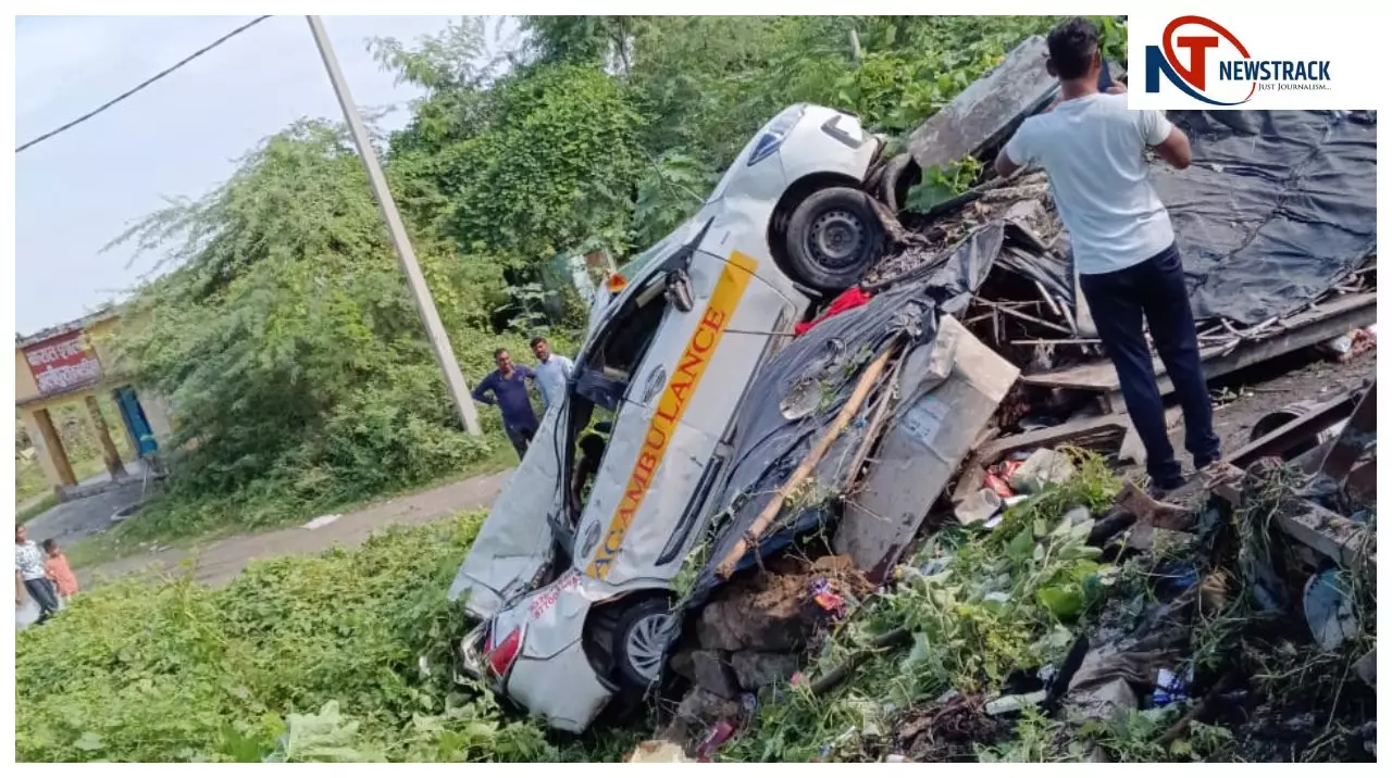 महोबा: नशे में धुत एंबुलेंस चालक ने खोया नियंत्रण, कबाड़ दुकान में घुसने से 5 घायल