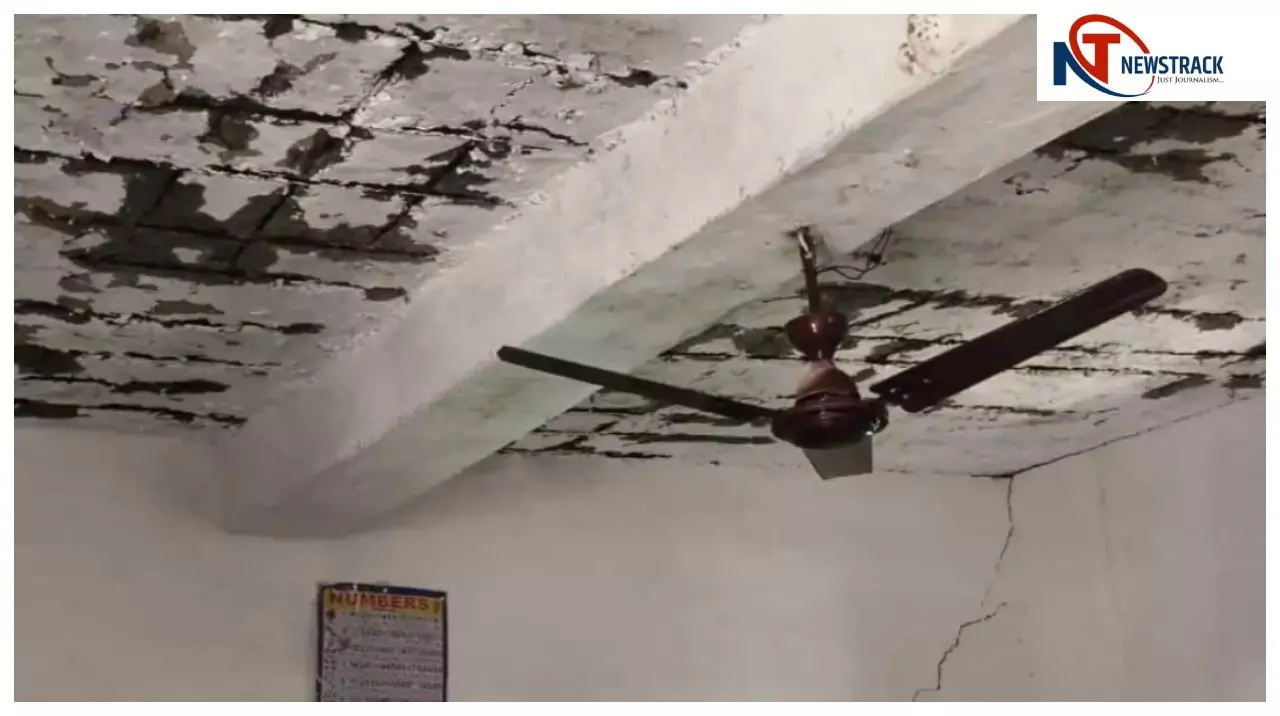 जर्जर भवन में पढ़ाई कर रहे 48 मासूम, छत से गिरते प्लास्टर और टपकते पानी से बच्चों की जान पर खतरा