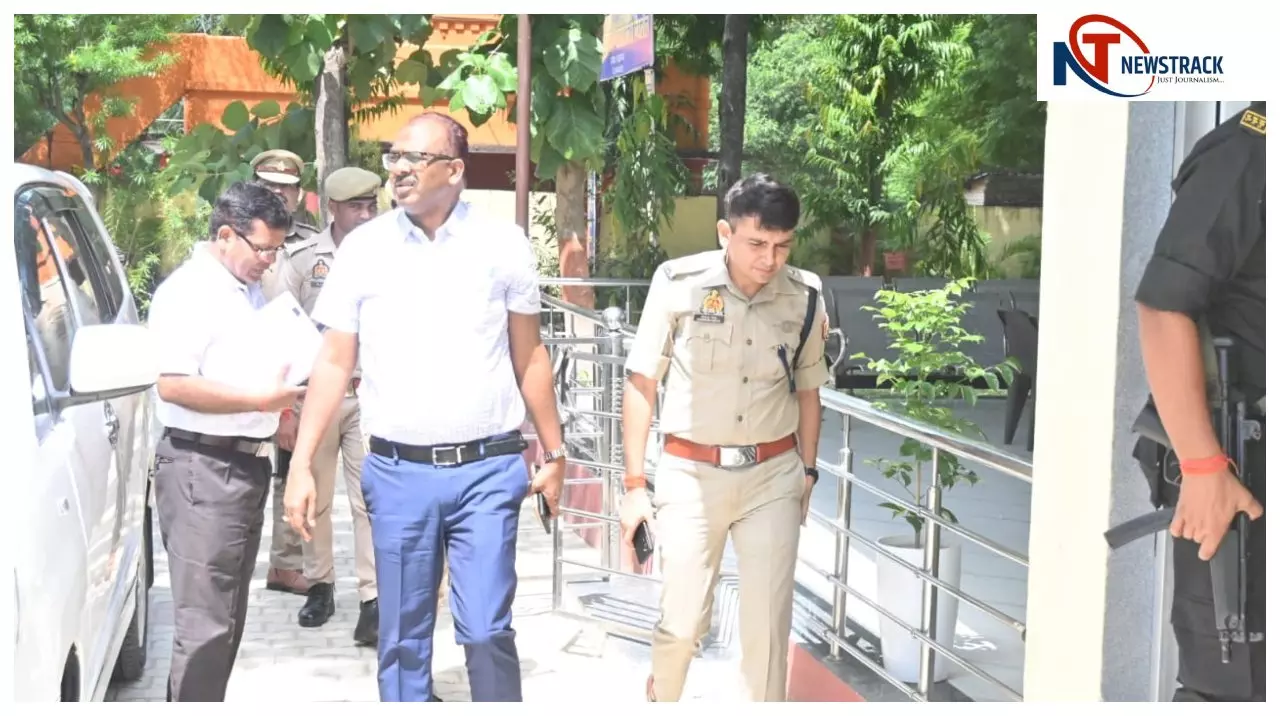 Maharajganj News: महराजगंज जिलाधिकारी व पुलिस अधीक्षक ने थाना निचलौल का किया आकस्मिक निरीक्षण