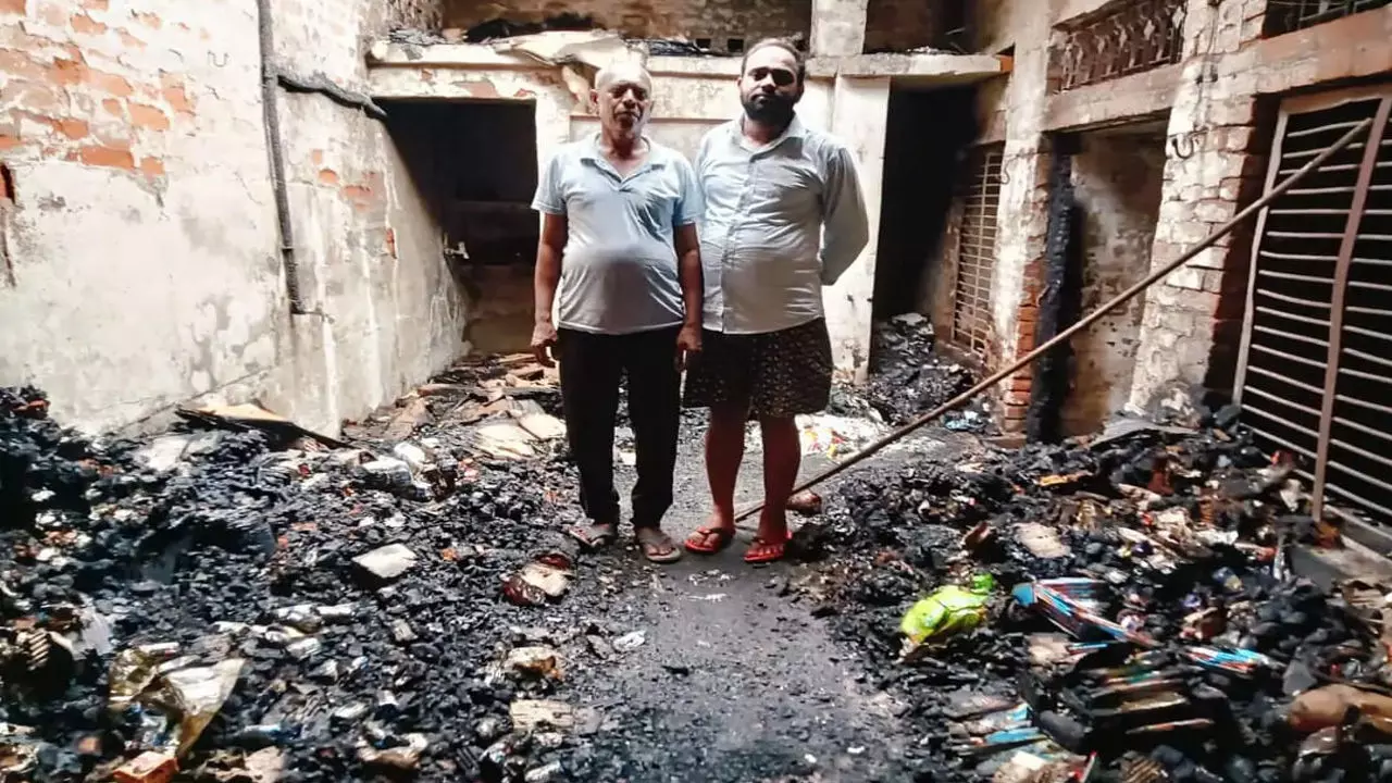 Auraiya News: लाखों रूपये का सामान जलकर खाक, आग लगने के कारणों का पता नहीं