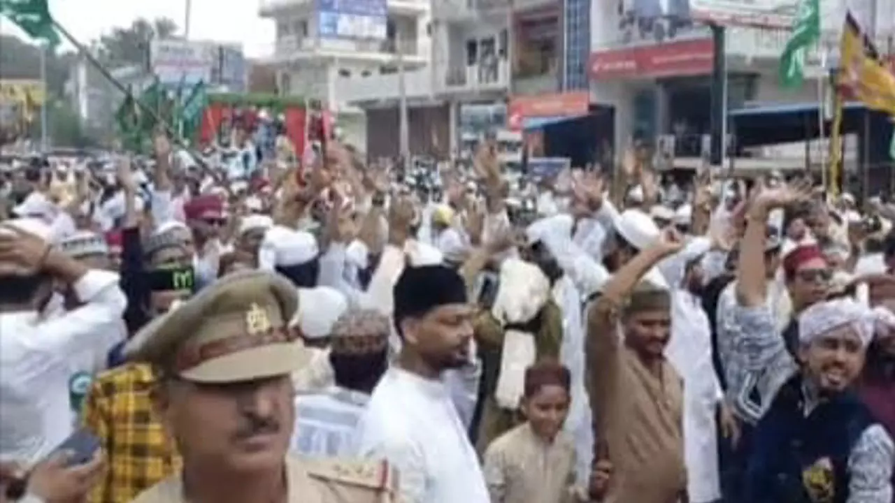 Bareilly News: जश्न-ए-ईद-मिलादुन्नबी जुलूस में उमड़ा जन सैलाब, सरकार की आमद मरहबा के गूंजते रहे नारे Bareilly News: जश्न-ए-ईद-मिलादुन्नबी जुलूस में उमड़ा जन सैलाब, सरकार की आमद मरहबा के गूंजते रहे नारे