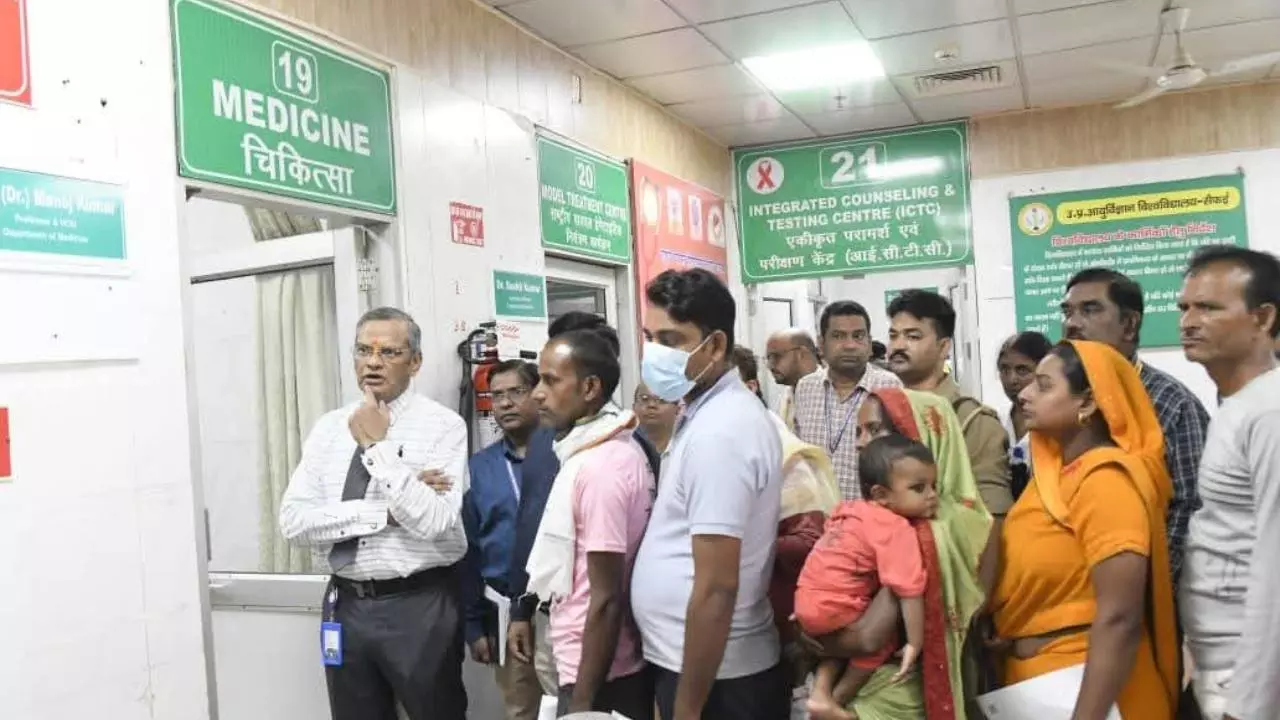 Etawah News: कुलपति ने ओपीडी का किया औचक निरीक्षण, सफाई और मरीज सुविधा को लेकर सख्त निर्देश