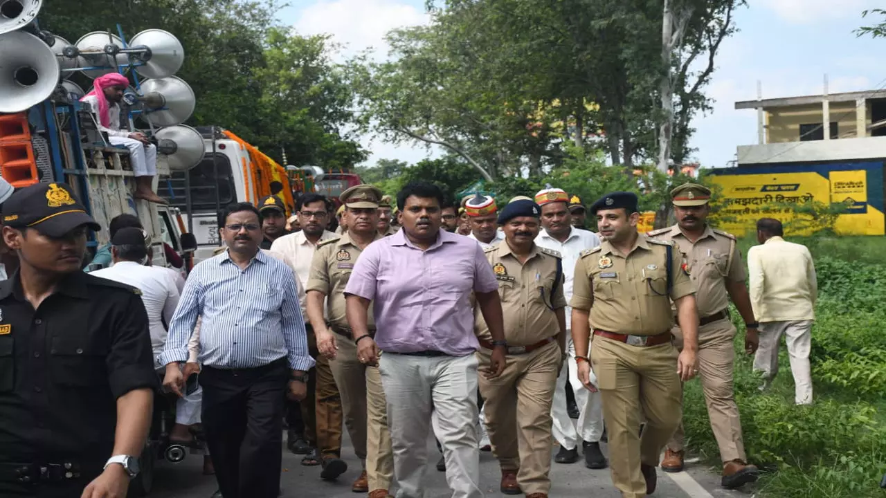 Siddharthnagar News: बारावफात जुलूस की सुरक्षा व्यवस्था का DM व पुलिस अधीक्षक ने किया निरीक्षण
