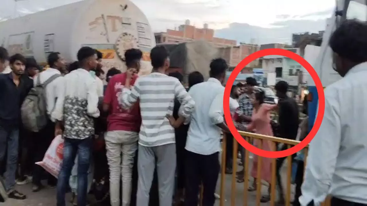 Chandauli News: हाईवे पर युवती का हंगामा, युवक को बीच सड़क पीटा
